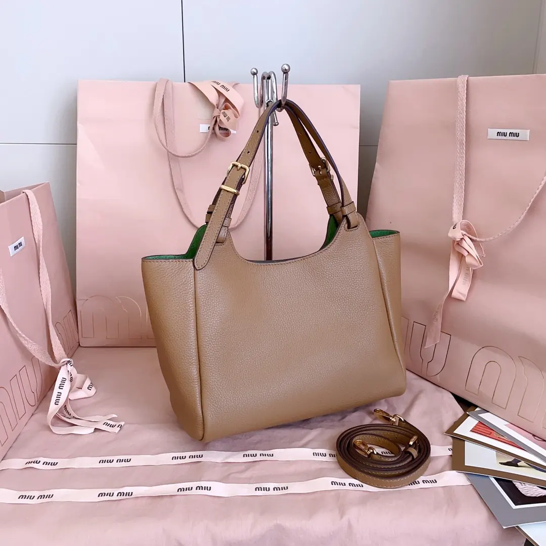 Miu Miu Style Leather Tote Bag Lookbook Reference image 3