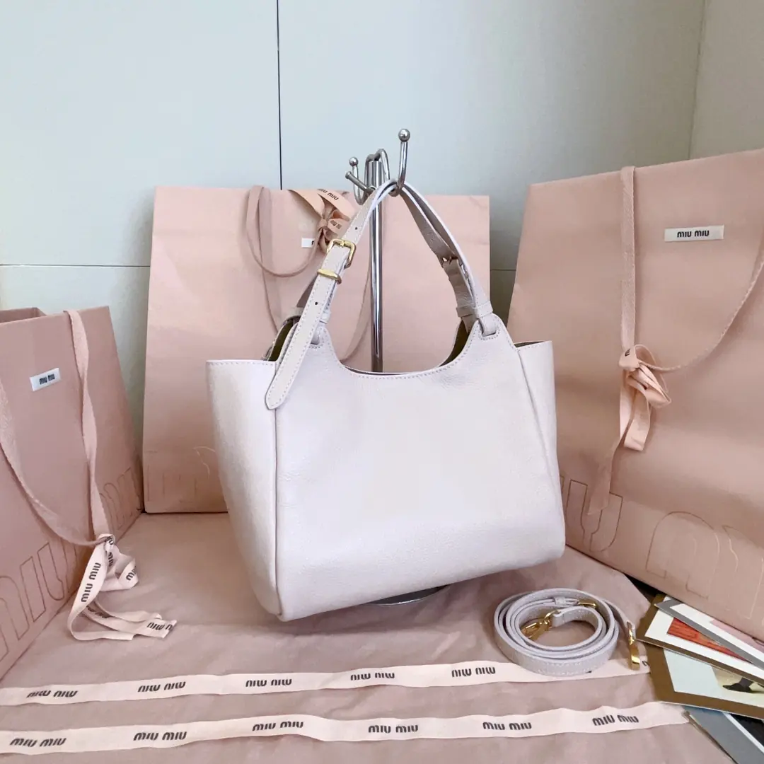 Miu Miu Style Leather Tote Bag Lookbook Reference image 3