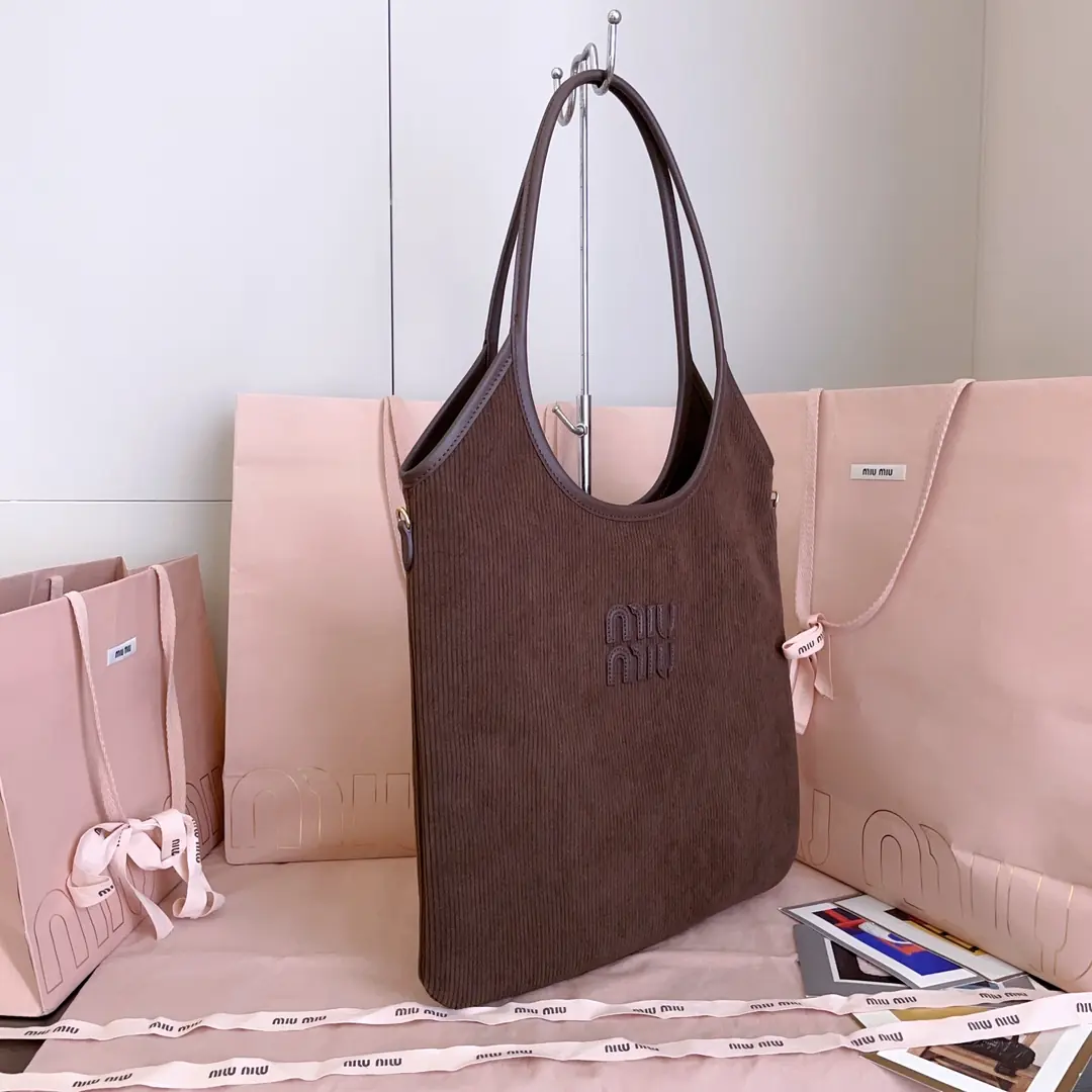 Miu Miu Style Leather Tote Bag Lookbook Reference image 2