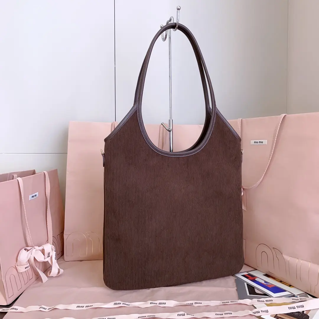 Miu Miu Style Leather Tote Bag Lookbook Reference image 3