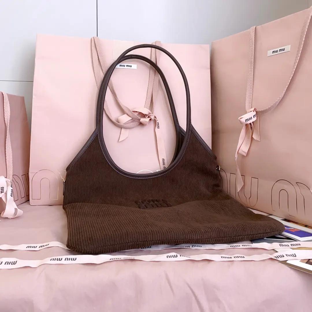 Miu Miu Style Leather Tote Bag Lookbook Reference image 4