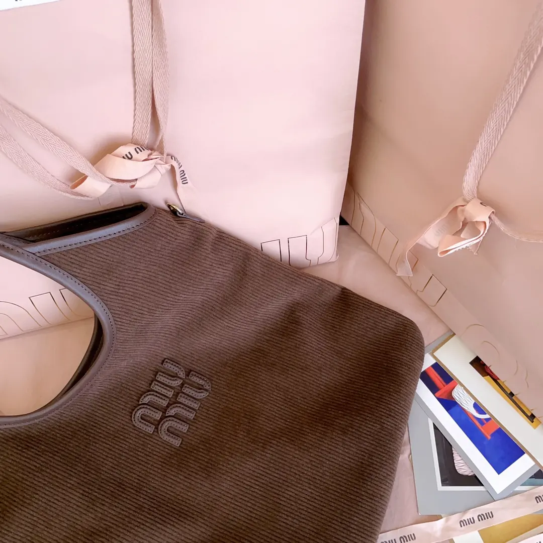 Miu Miu Style Leather Tote Bag Lookbook Reference image 5