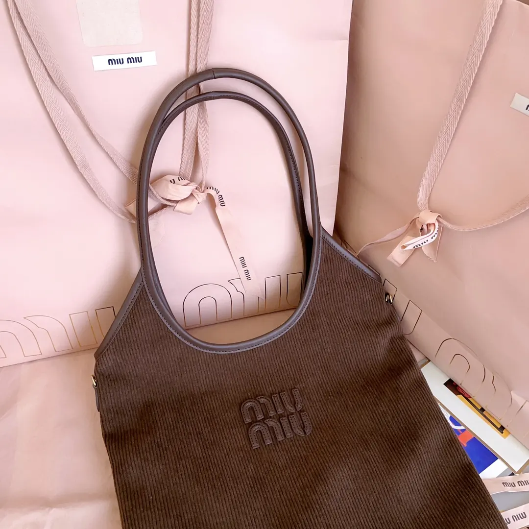 Miu Miu Style Leather Tote Bag Lookbook Reference image 6
