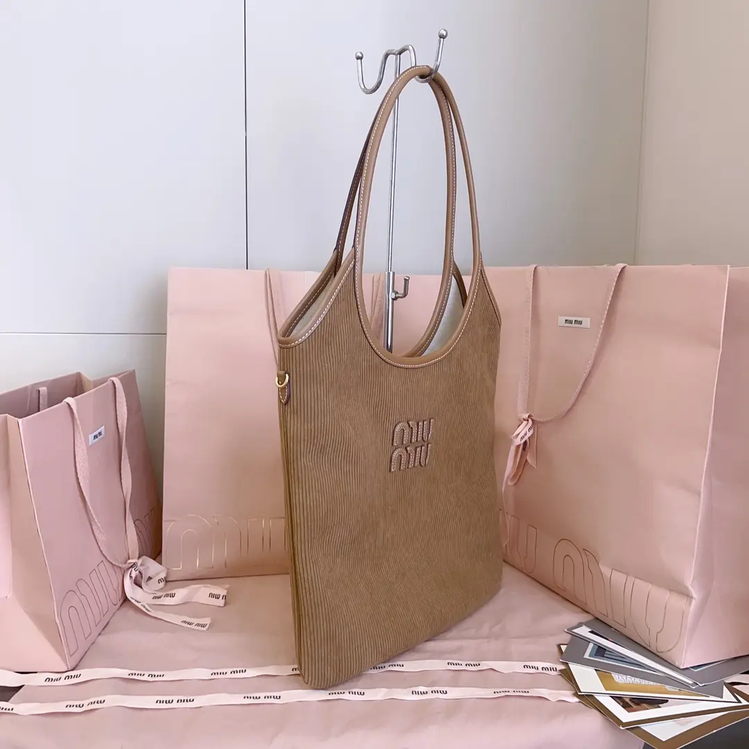 Miu Miu Style Leather Tote Bag Lookbook Reference image 2