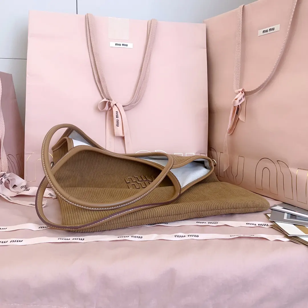 Miu Miu Style Leather Tote Bag Lookbook Reference image 4