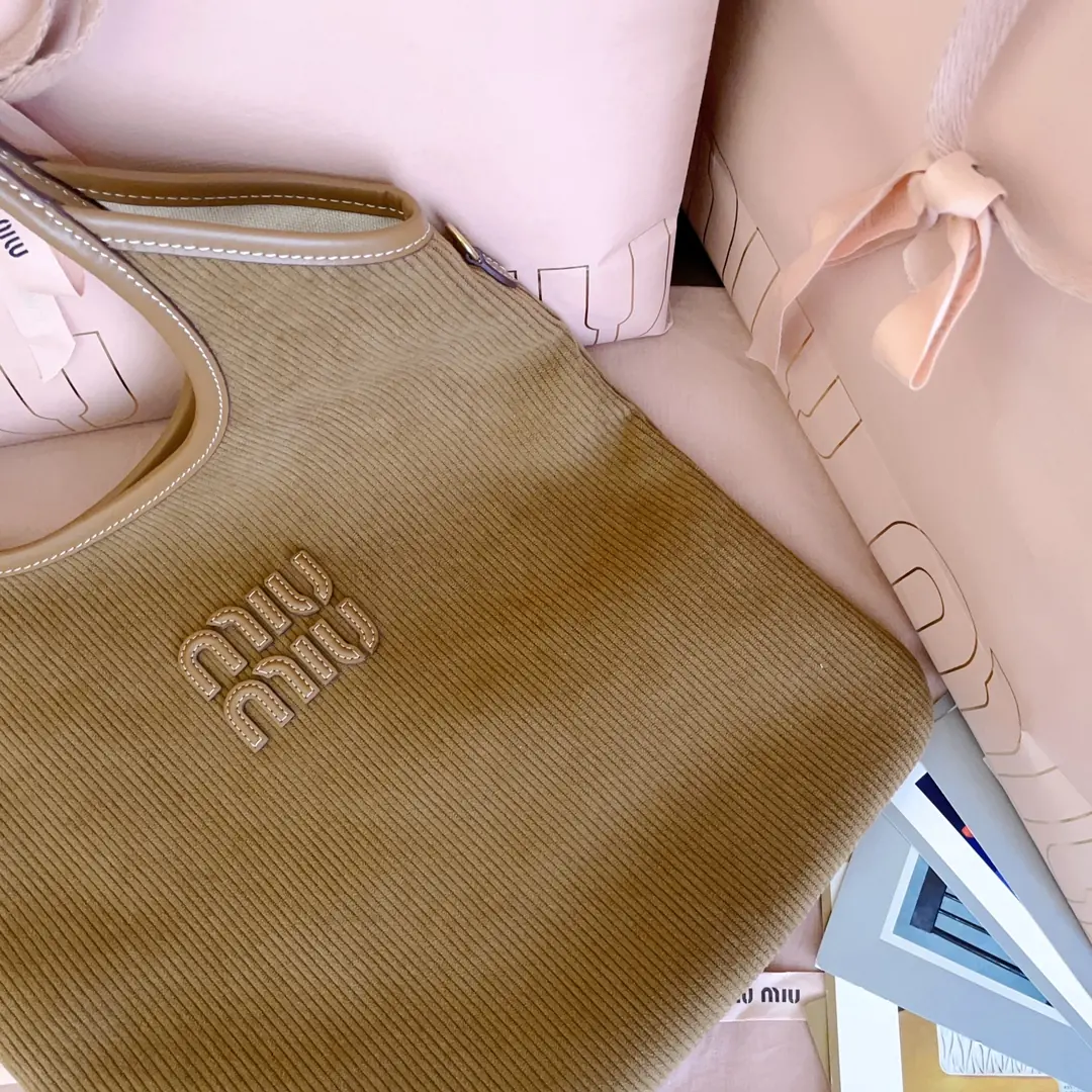 Miu Miu Style Leather Tote Bag Lookbook Reference image 5
