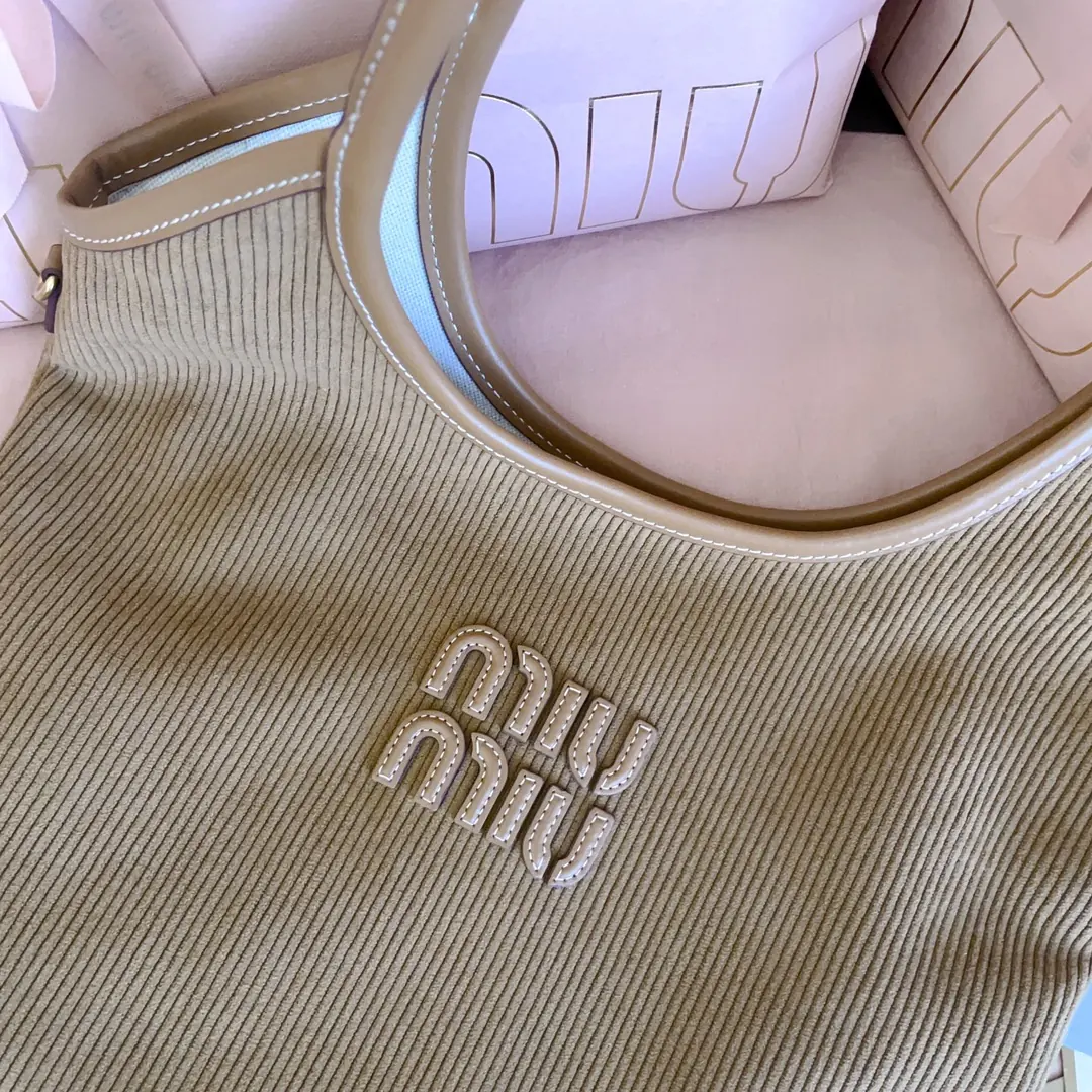 Miu Miu Style Leather Tote Bag Lookbook Reference image 6