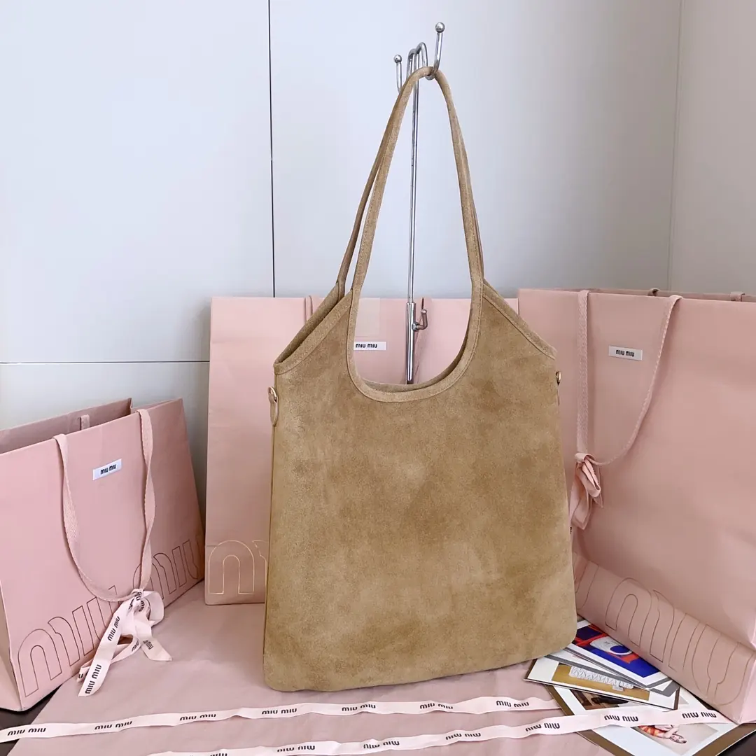 Miu Miu Style Leather Tote Bag Lookbook Reference image 3