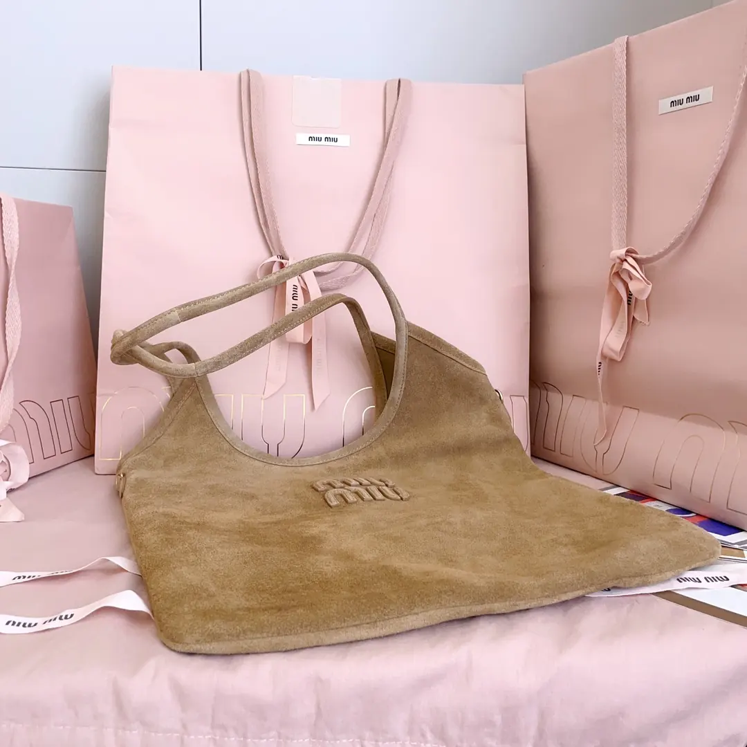 Miu Miu Style Leather Tote Bag Lookbook Reference image 4