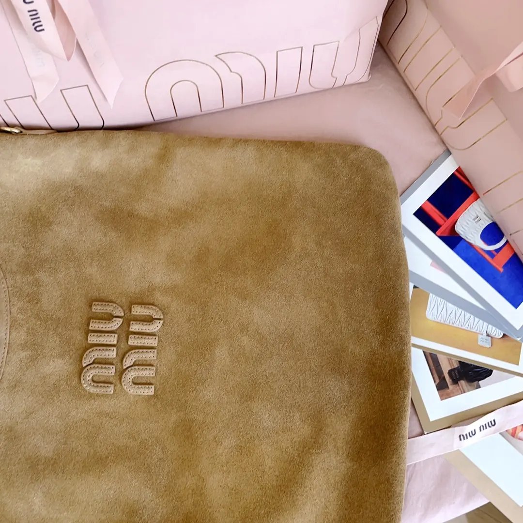 Miu Miu Style Leather Tote Bag Lookbook Reference image 6