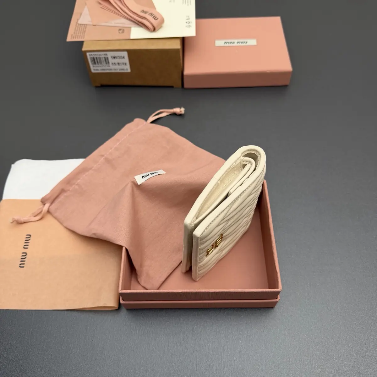 Miu Miu Style White Leather Wallet Lookbook Reference image 4