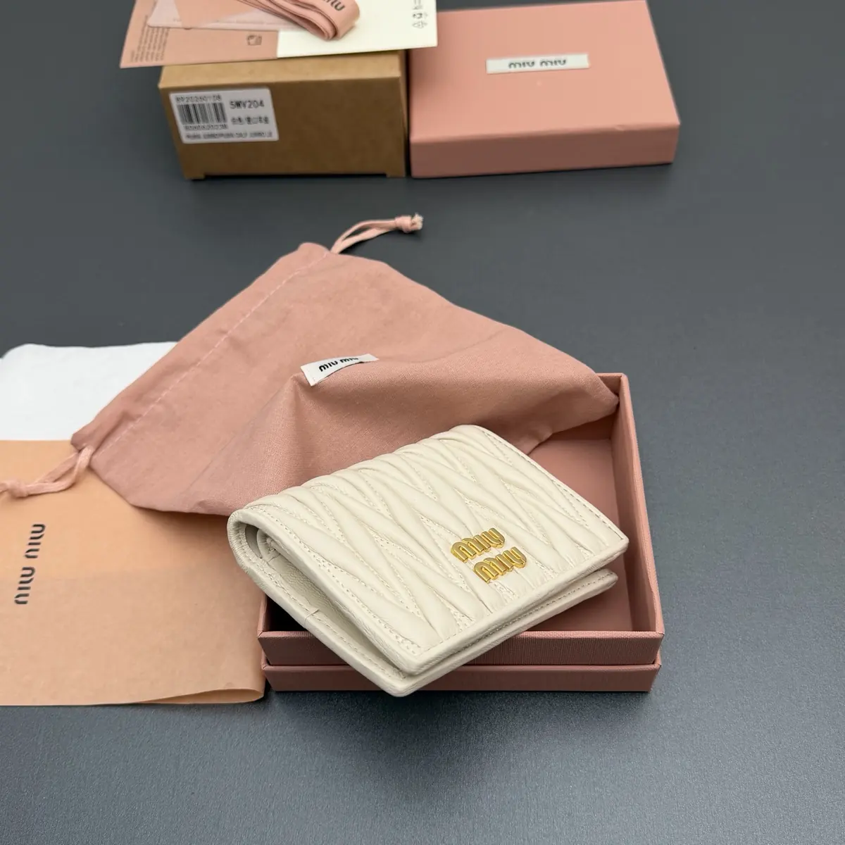 Miu Miu Style White Leather Wallet Lookbook Reference image 5