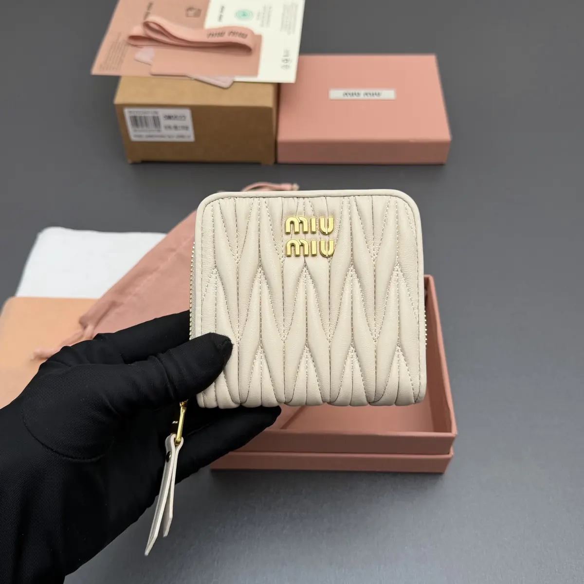 Miu Miu Style White Leather Wallet Lookbook Reference image 5
