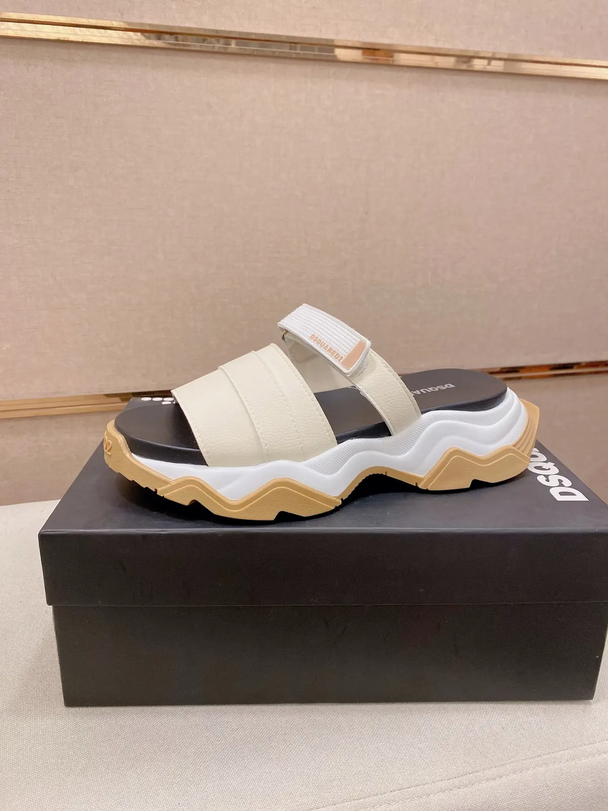 Moncler男 Style Leather Men's Shoes Lookbook Reference image 1