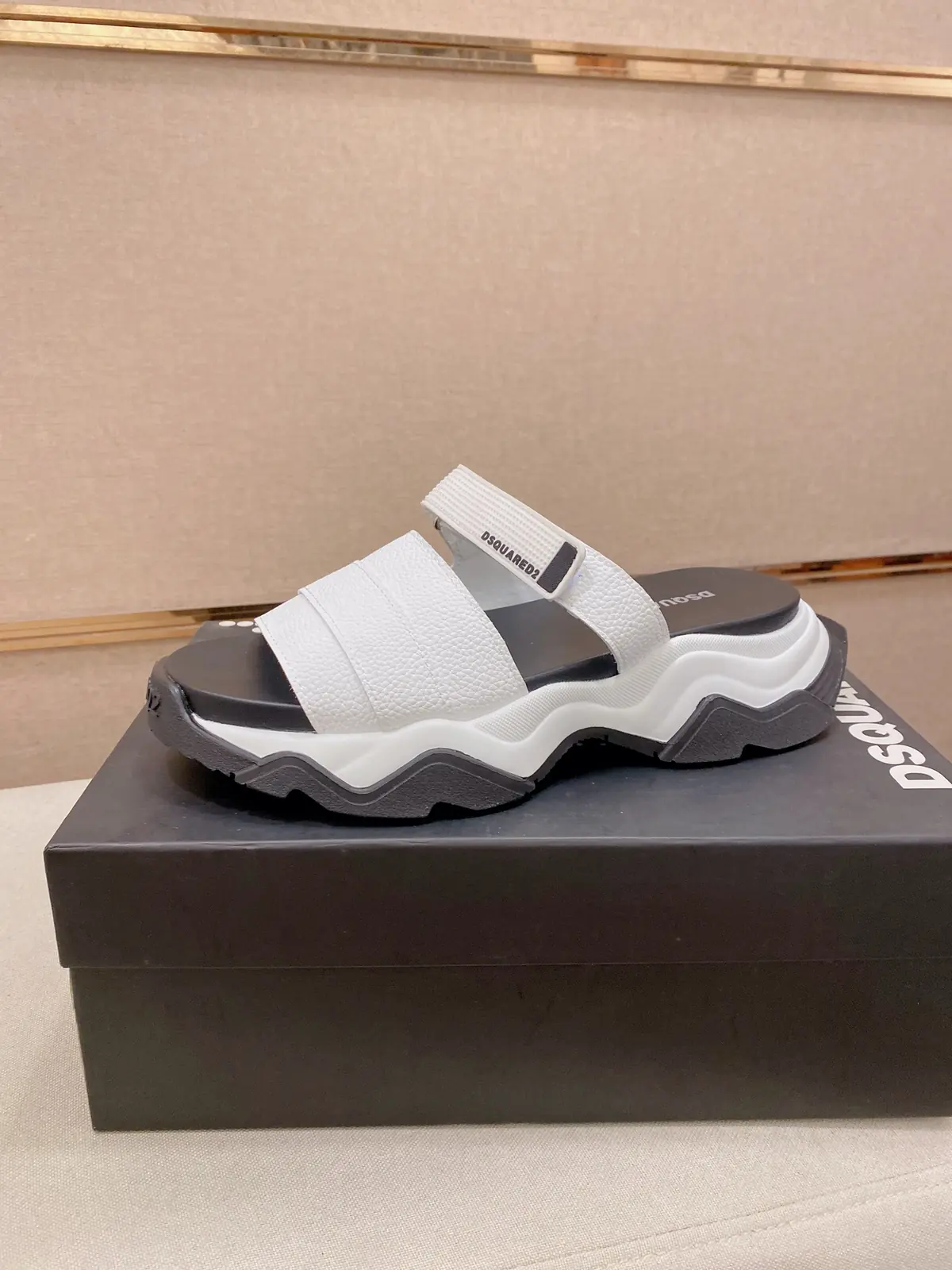 Moncler男 Style Leather Men's Shoes Lookbook Reference image 1