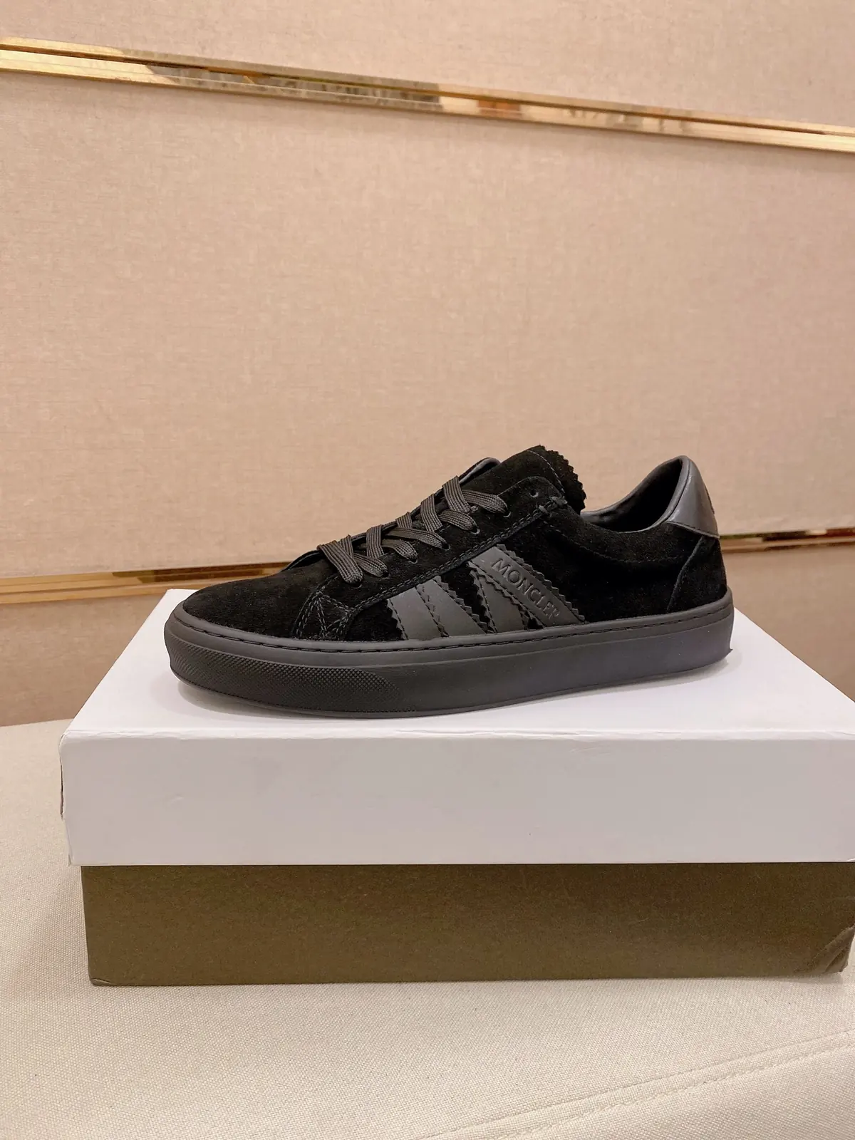 Moncler男 Style Leather Men's Shoes Lookbook Reference image 1