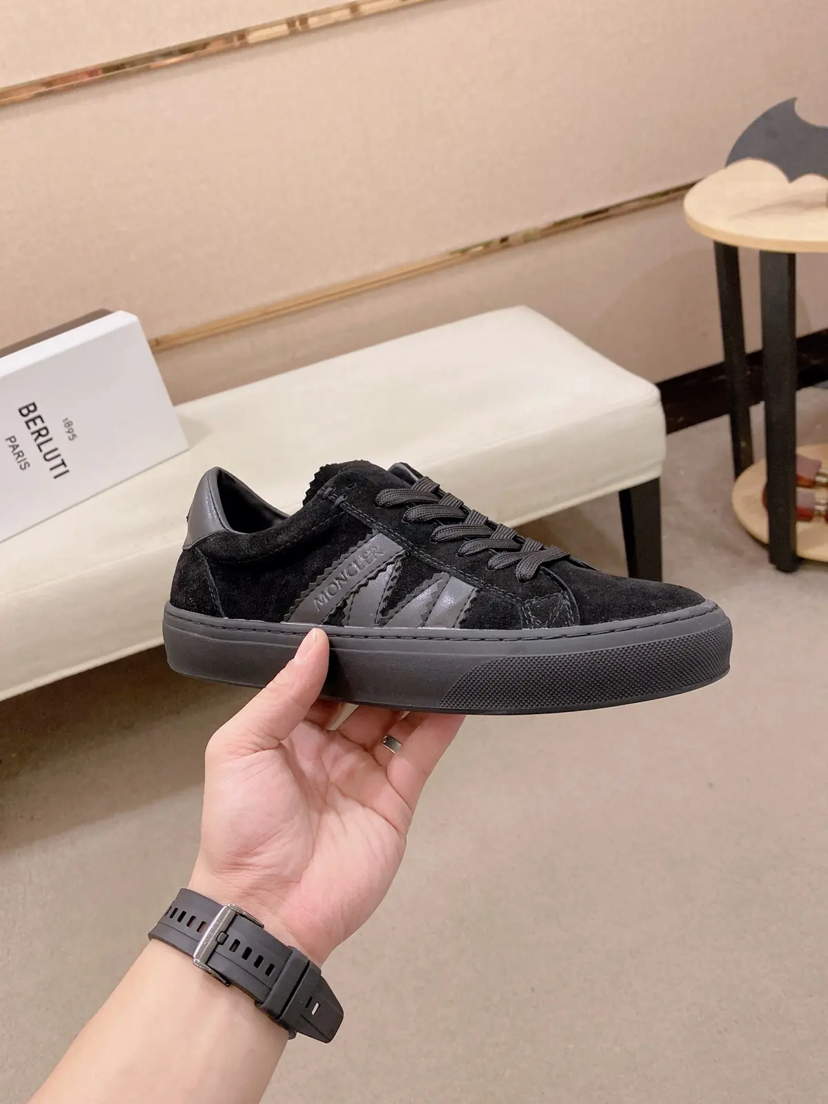 Moncler男 Style Leather Men's Shoes Lookbook Reference image 4
