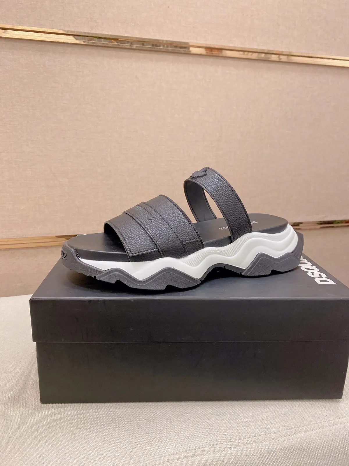 Moncler男 Style Leather Men's Shoes Lookbook Reference image 1