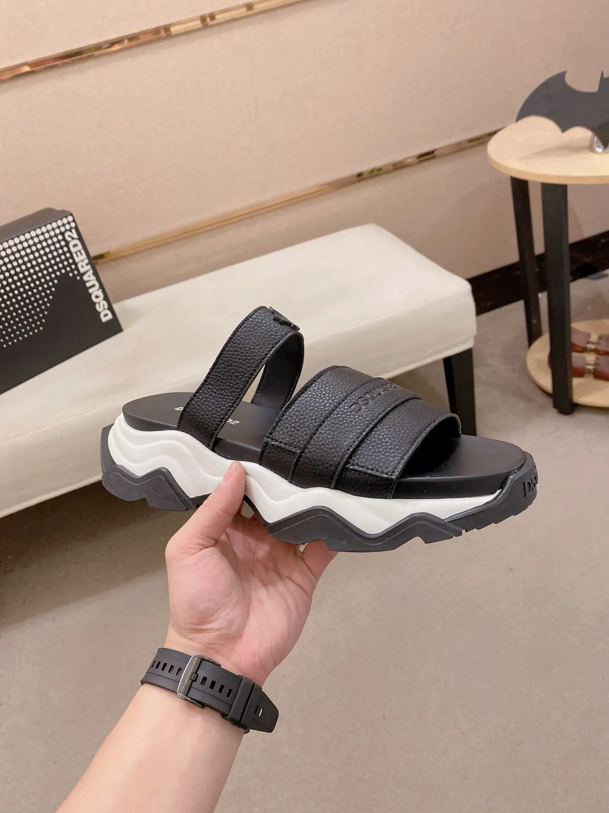 Moncler男 Style Leather Men's Shoes Lookbook Reference image 4