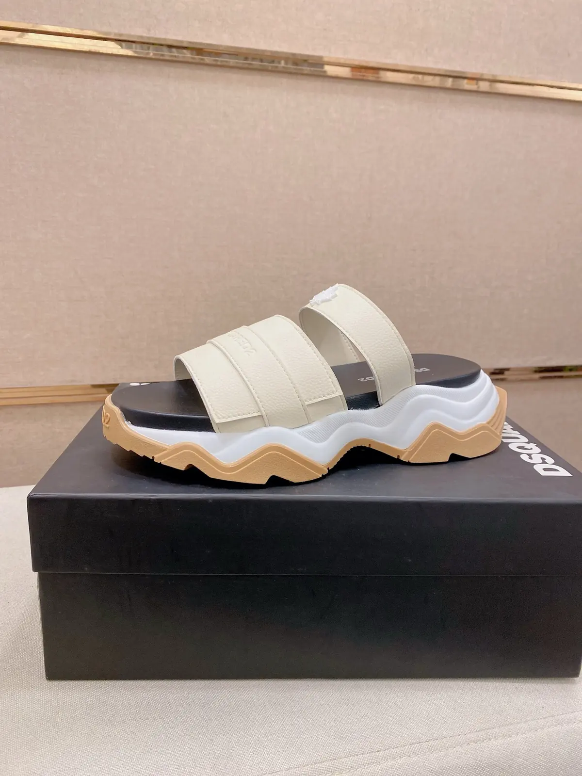 Moncler男 Style Leather Men's Shoes Lookbook Reference image 1