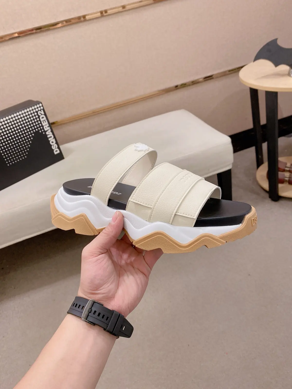 Moncler男 Style Leather Men's Shoes Lookbook Reference image 4