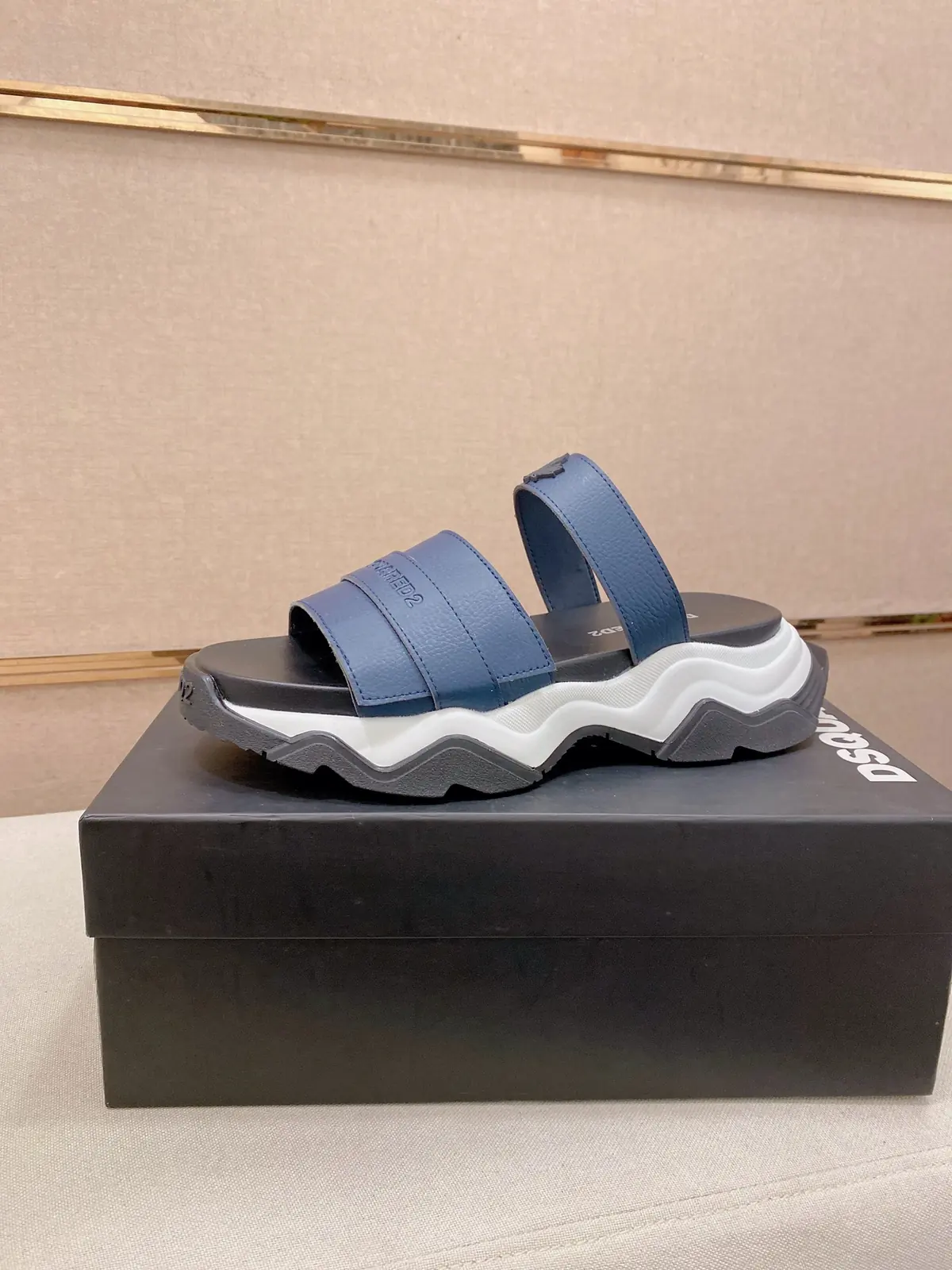 Moncler男 Style Leather Men's Shoes Lookbook Reference image 1