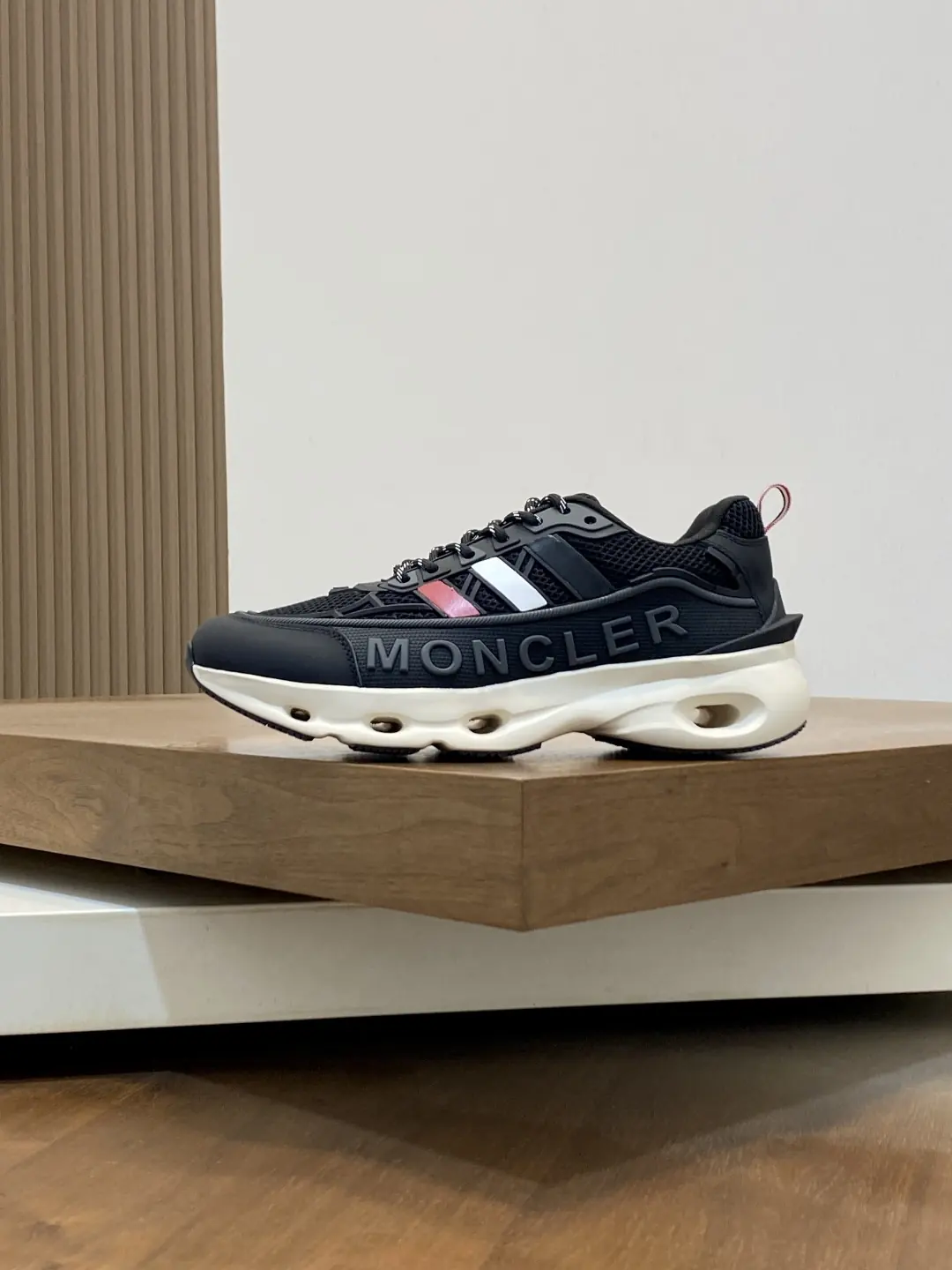 Moncler男 Style Men's Shoes Lookbook Reference image 2