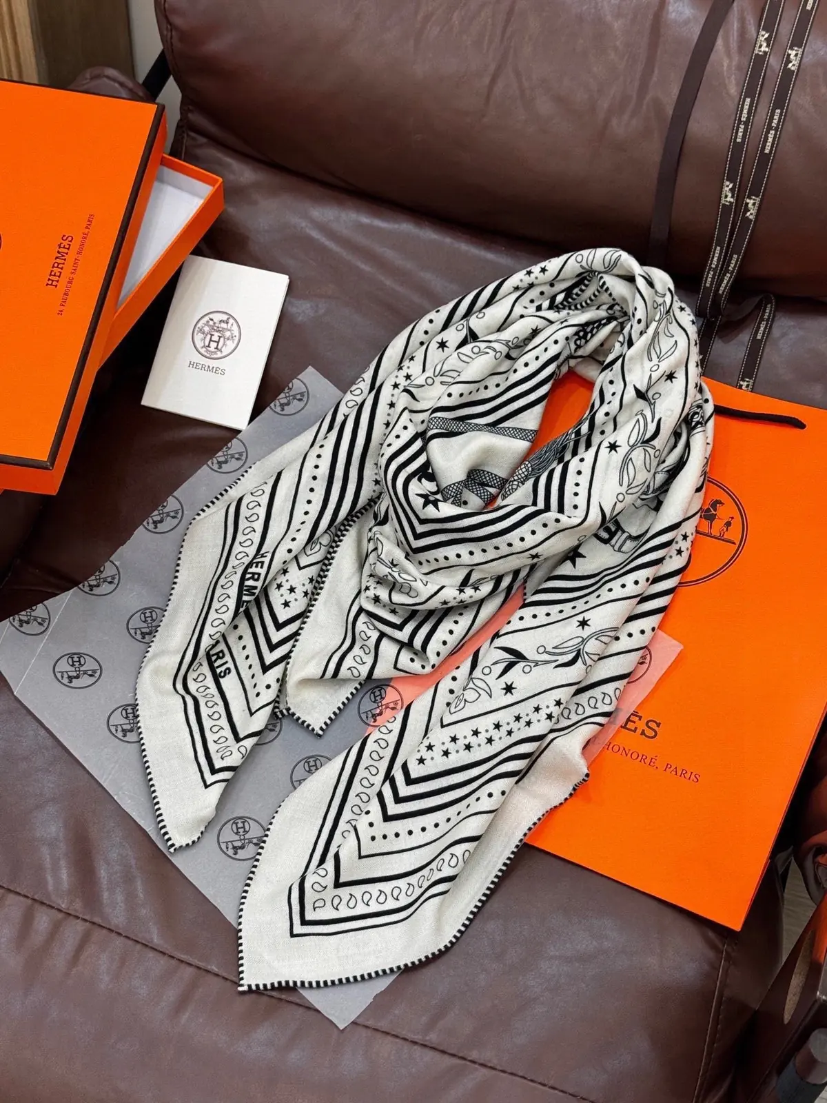 Scarf（围巾） Style Beige Scarf Lookbook Reference image 6