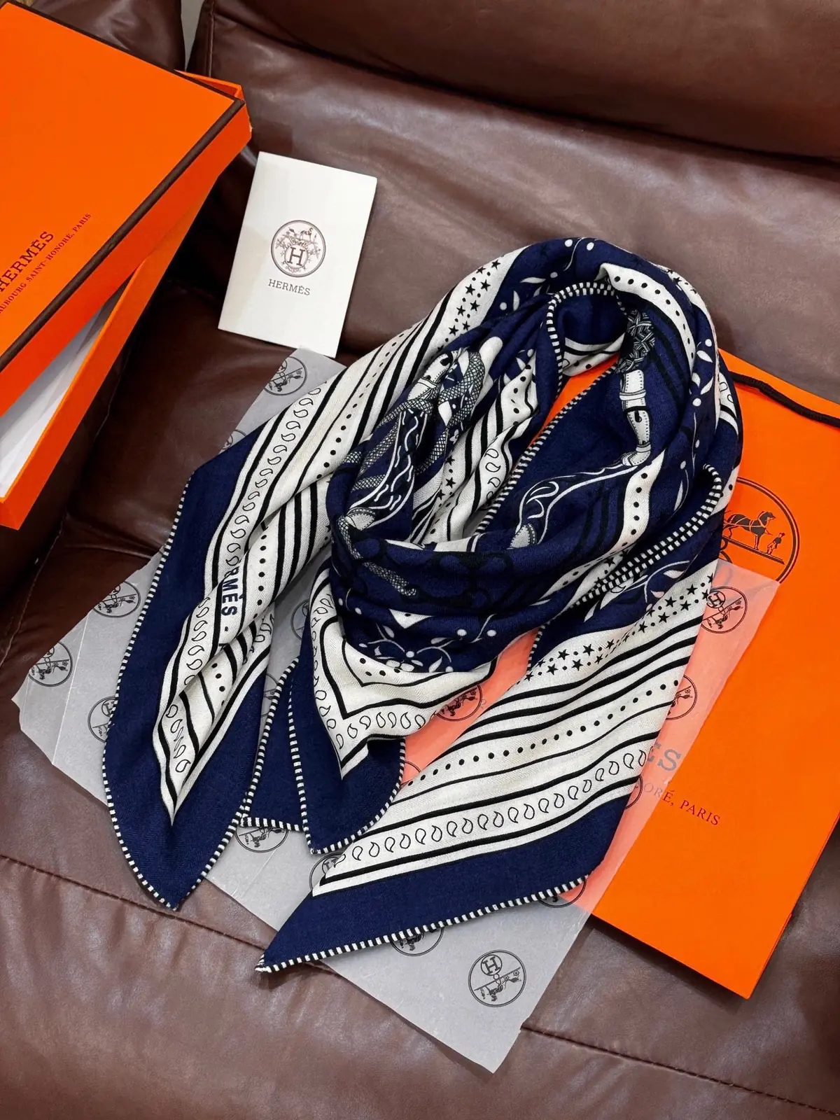 Scarf（围巾） Style Beige Scarf Lookbook Reference image 3