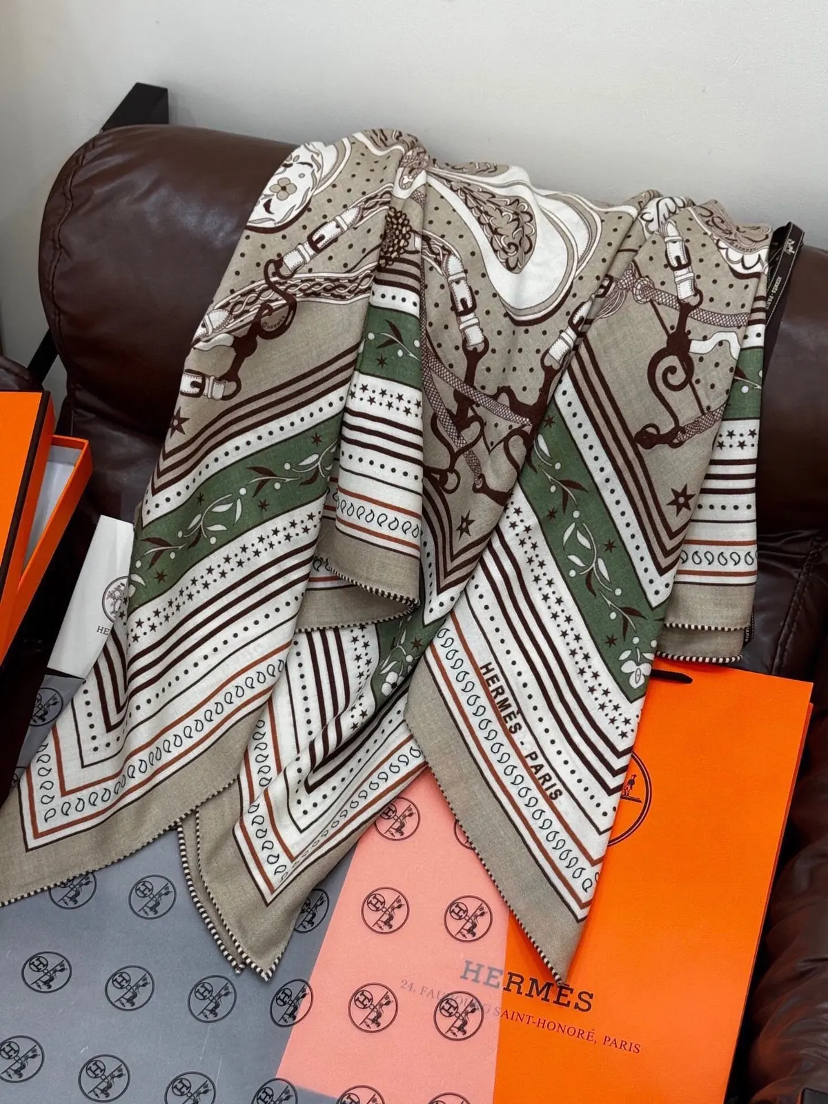 Scarf（围巾） Style Beige Scarf Lookbook Reference image 5