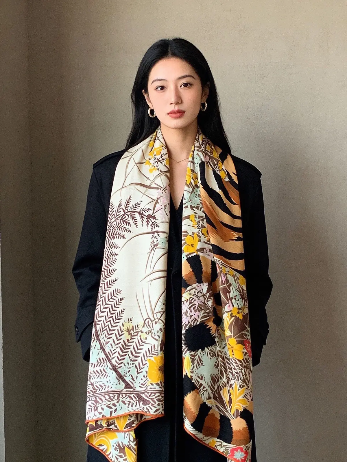 Scarf（围巾） Style Beige Shoulder Bag Lookbook Reference image 2