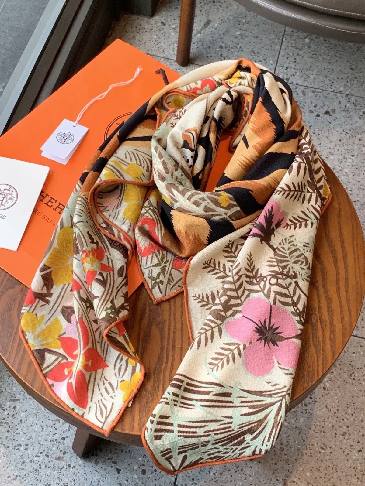 Scarf（围巾） Style Beige Shoulder Bag Lookbook Reference image 4
