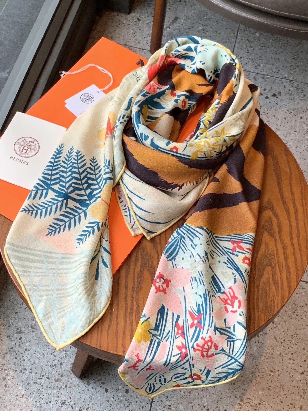 Scarf（围巾） Style Beige Shoulder Bag Lookbook Reference image 4