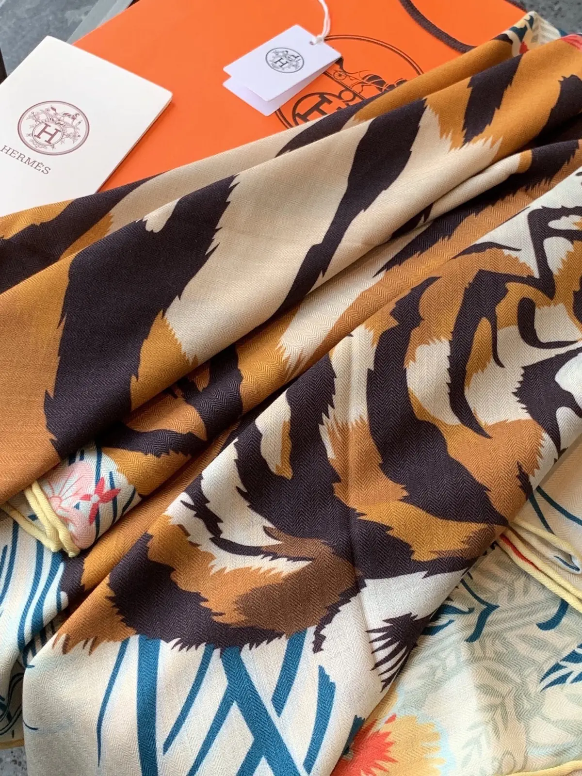 Scarf（围巾） Style Beige Shoulder Bag Lookbook Reference image 6