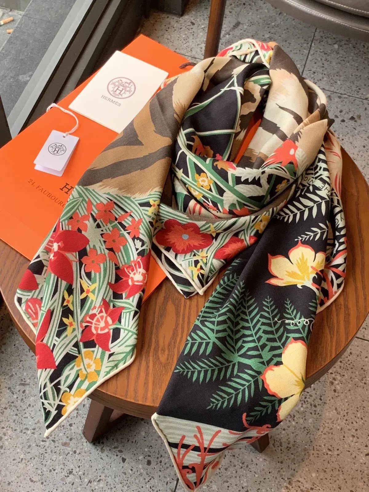 Scarf（围巾） Style Beige Shoulder Bag Lookbook Reference image 4