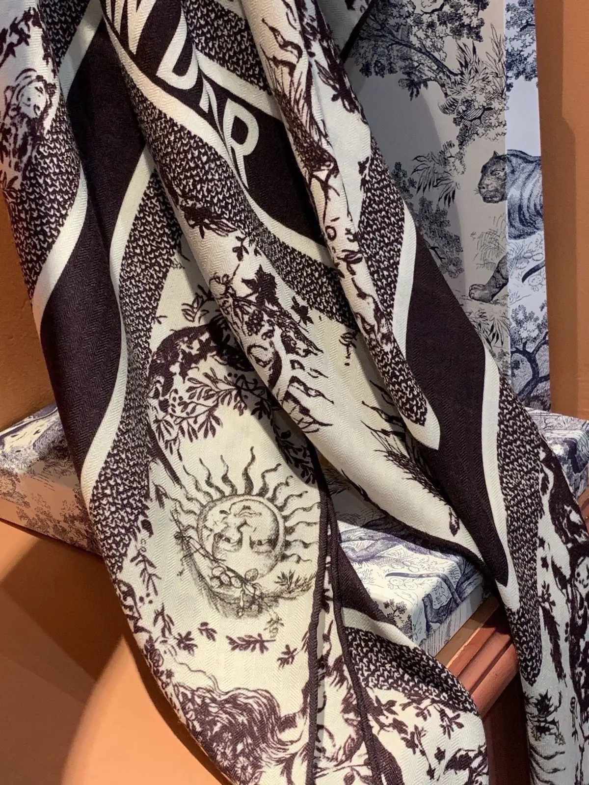 Scarf（围巾） Style Black Scarf Lookbook Reference image 6
